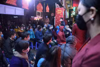 Lo sợ virus Corona, khách hàng không còn chen chúc cửa hàng vàng ngày Thần Tài