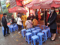 Lo sợ virus Corona, khách hàng không còn chen chúc cửa hàng vàng ngày Thần Tài