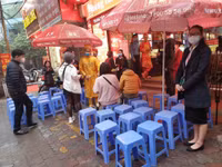 Lo sợ virus Corona, khách hàng không còn chen chúc cửa hàng vàng ngày Thần Tài