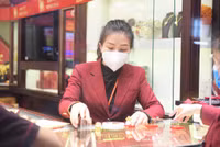 Lo sợ virus Corona, khách hàng không còn chen chúc cửa hàng vàng ngày Thần Tài