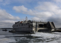 [ANH] Chiến hạm đổ bộ siêu tốc Mỹ lớp Spearhead rẽ sóng trên biển Đông