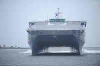 [ANH] Chiến hạm đổ bộ siêu tốc Mỹ lớp Spearhead rẽ sóng trên biển Đông