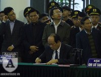 [ẢNH] Những khoảnh khắc nghẹn ngào tại lễ tang 3 liệt sĩ hy sinh tại Đồng Tâm