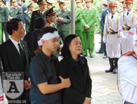 [ẢNH] Những khoảnh khắc nghẹn ngào tại lễ tang 3 liệt sĩ hy sinh tại Đồng Tâm