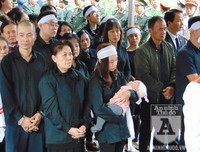 [ẢNH] Những khoảnh khắc nghẹn ngào tại lễ tang 3 liệt sĩ hy sinh tại Đồng Tâm