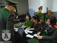 [ẢNH] Những khoảnh khắc nghẹn ngào tại lễ tang 3 liệt sĩ hy sinh tại Đồng Tâm