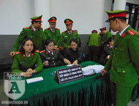 [ẢNH] Những khoảnh khắc nghẹn ngào tại lễ tang 3 liệt sĩ hy sinh tại Đồng Tâm