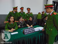 [ẢNH] Những khoảnh khắc nghẹn ngào tại lễ tang 3 liệt sĩ hy sinh tại Đồng Tâm