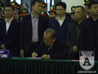 [ẢNH] Những khoảnh khắc nghẹn ngào tại lễ tang 3 liệt sĩ hy sinh tại Đồng Tâm