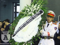 [ẢNH] Những khoảnh khắc nghẹn ngào tại lễ tang 3 liệt sĩ hy sinh tại Đồng Tâm