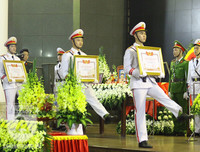 [ẢNH] Những khoảnh khắc nghẹn ngào tại lễ tang 3 liệt sĩ hy sinh tại Đồng Tâm