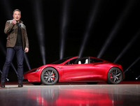 Tesla ra mắt dòng xe tải chạy điện lớn nhất thế giới