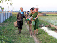 Những chiến sĩ công an hăng hái xuống đồng giúp dân cấy lúa