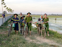 Những chiến sĩ công an hăng hái xuống đồng giúp dân cấy lúa