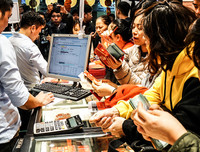 Bà bầu xếp hàng từ rạng sáng chờ mua vàng ngày vía Thần Tài