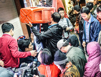 Bà bầu xếp hàng từ rạng sáng chờ mua vàng ngày vía Thần Tài