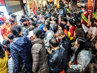 Bà bầu xếp hàng từ rạng sáng chờ mua vàng ngày vía Thần Tài