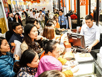 Bà bầu xếp hàng từ rạng sáng chờ mua vàng ngày vía Thần Tài