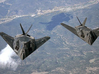 [ẢNH] Mỹ cho cần cẩu nghiền nát 'chim ưng đêm tàng hình' F-117