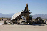 [ẢNH] Mỹ cho cần cẩu nghiền nát 'chim ưng đêm tàng hình' F-117