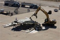 [ẢNH] Mỹ cho cần cẩu nghiền nát 'chim ưng đêm tàng hình' F-117