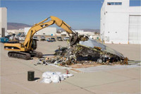 [ẢNH] Mỹ cho cần cẩu nghiền nát 'chim ưng đêm tàng hình' F-117