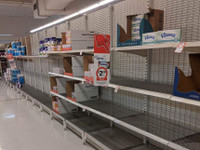 [ẢNH] Cụ bà Australia bật khóc trước kệ hàng trống trơn vì dịch Covid-19