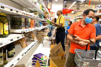 [ẢNH] Cụ bà Australia bật khóc trước kệ hàng trống trơn vì dịch Covid-19