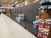 [ẢNH] Cụ bà Australia bật khóc trước kệ hàng trống trơn vì dịch Covid-19