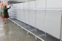 [ẢNH] Cụ bà Australia bật khóc trước kệ hàng trống trơn vì dịch Covid-19