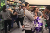 [ẢNH] Cụ bà Australia bật khóc trước kệ hàng trống trơn vì dịch Covid-19