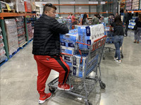 [ẢNH] Cụ bà Australia bật khóc trước kệ hàng trống trơn vì dịch Covid-19