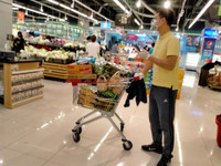 [ẢNH] Cụ bà Australia bật khóc trước kệ hàng trống trơn vì dịch Covid-19