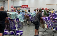 [ẢNH] Cụ bà Australia bật khóc trước kệ hàng trống trơn vì dịch Covid-19