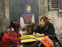 Không gian độc đáo của quán cà phê làm từ đồ tái chế