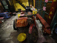 Không gian độc đáo của quán cà phê làm từ đồ tái chế