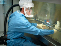 [ẢNH] Báo Anh hoài nghi khi thấy hàng nghìn lọ tro cốt chất tại nhà tang lễ Vũ Hán