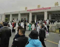 [ẢNH] Báo Anh hoài nghi khi thấy hàng nghìn lọ tro cốt chất tại nhà tang lễ Vũ Hán