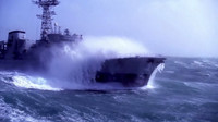 Biển giận giữ, chiến hạm hàng nghìn tấn của Pháp chật vật tìm sự sống