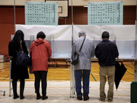 Chùm ảnh cử tri Nhật Bản đội mưa bão đi bầu cử hạ viện