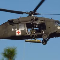 [ẢNH] Xe trượt tuyết đâm rách đuôi trực thăng Mỹ