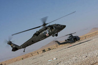 [ẢNH] Xe trượt tuyết đâm rách đuôi trực thăng Mỹ