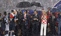 [ẢNH] Tổng thống Croatia, người phụ nữ lau nước mắt cho các cầu thủ trong trận cầu lịch sử