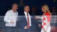 [ẢNH] Tổng thống Croatia, người phụ nữ lau nước mắt cho các cầu thủ trong trận cầu lịch sử