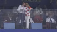 [ẢNH] Tổng thống Croatia, người phụ nữ lau nước mắt cho các cầu thủ trong trận cầu lịch sử