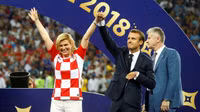 [ẢNH] Tổng thống Croatia, người phụ nữ lau nước mắt cho các cầu thủ trong trận cầu lịch sử