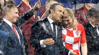[ẢNH] Tổng thống Croatia, người phụ nữ lau nước mắt cho các cầu thủ trong trận cầu lịch sử