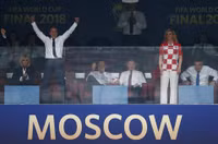 [ẢNH] Tổng thống Croatia, người phụ nữ lau nước mắt cho các cầu thủ trong trận cầu lịch sử