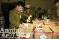 Cận cảnh hơn 4 tấn hương liệu, phụ gia pha chế trà sữa không rõ nguồn gốc