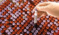 [ẢNH] Chấn động khi phát hiện 12.000 chai huyết tương nhiễm HIV